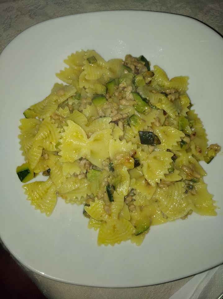 Farfalle con zucchine e macinato - LE RICETTE DI KIKKALOVE